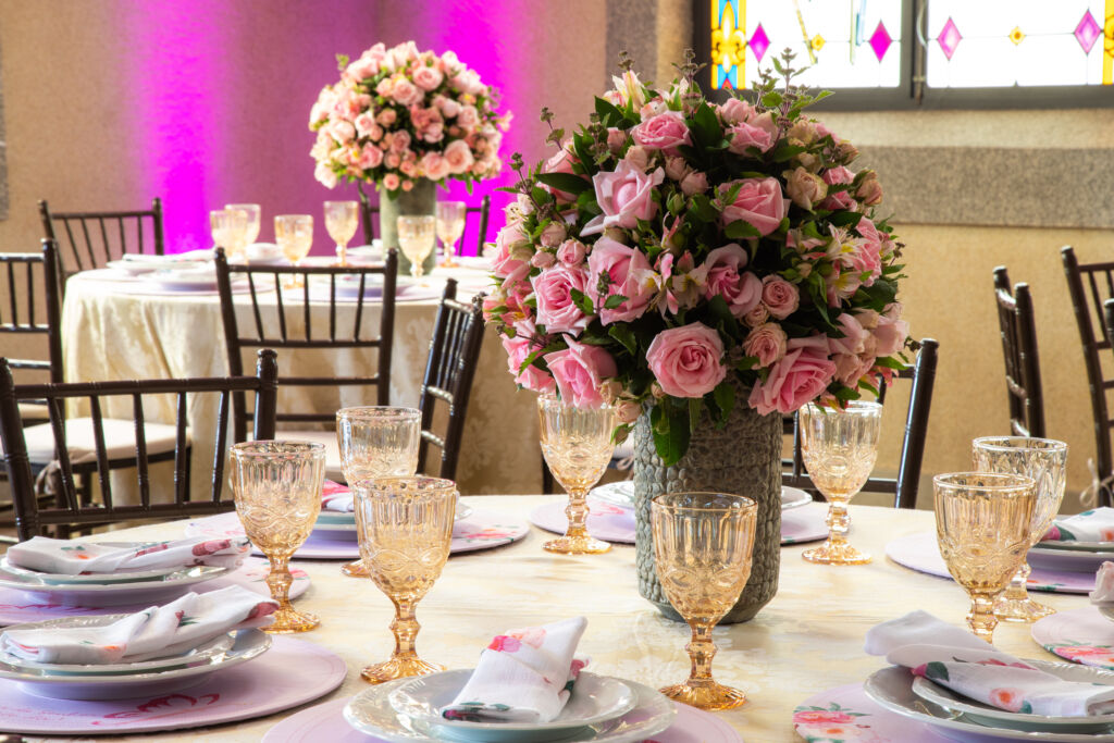 Festa infantil com flores rosa