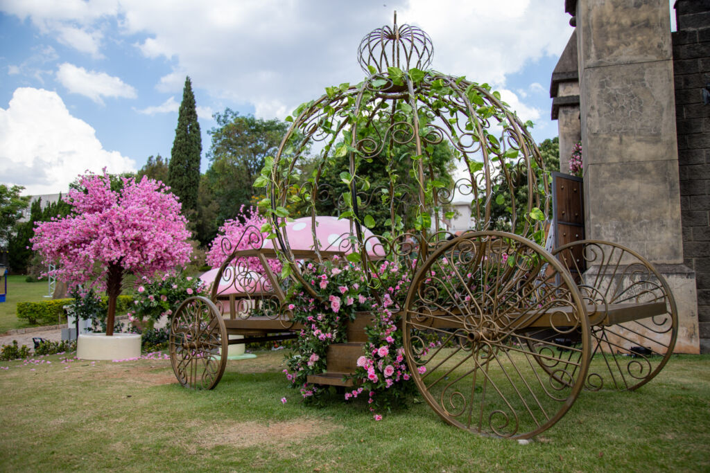 Festa infantil com flores rosa