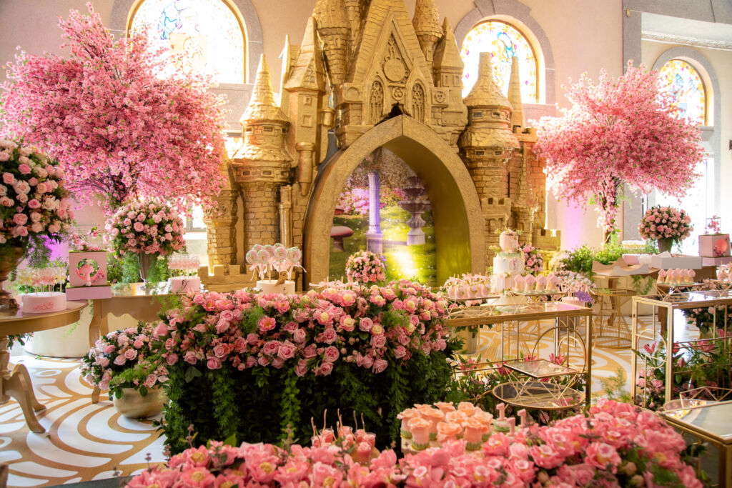 Festa infantil com flores rosa