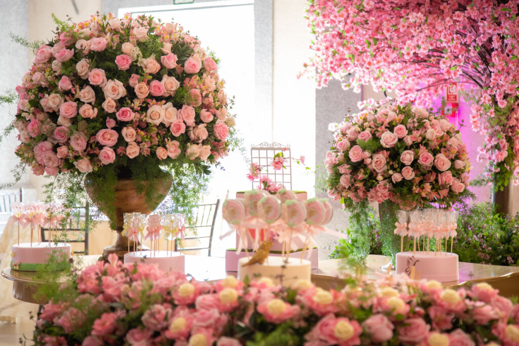 Festa infantil com flores rosa