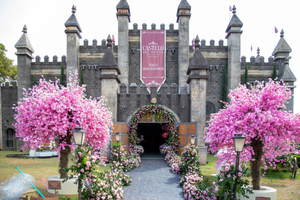 Festa infantil com flores rosa