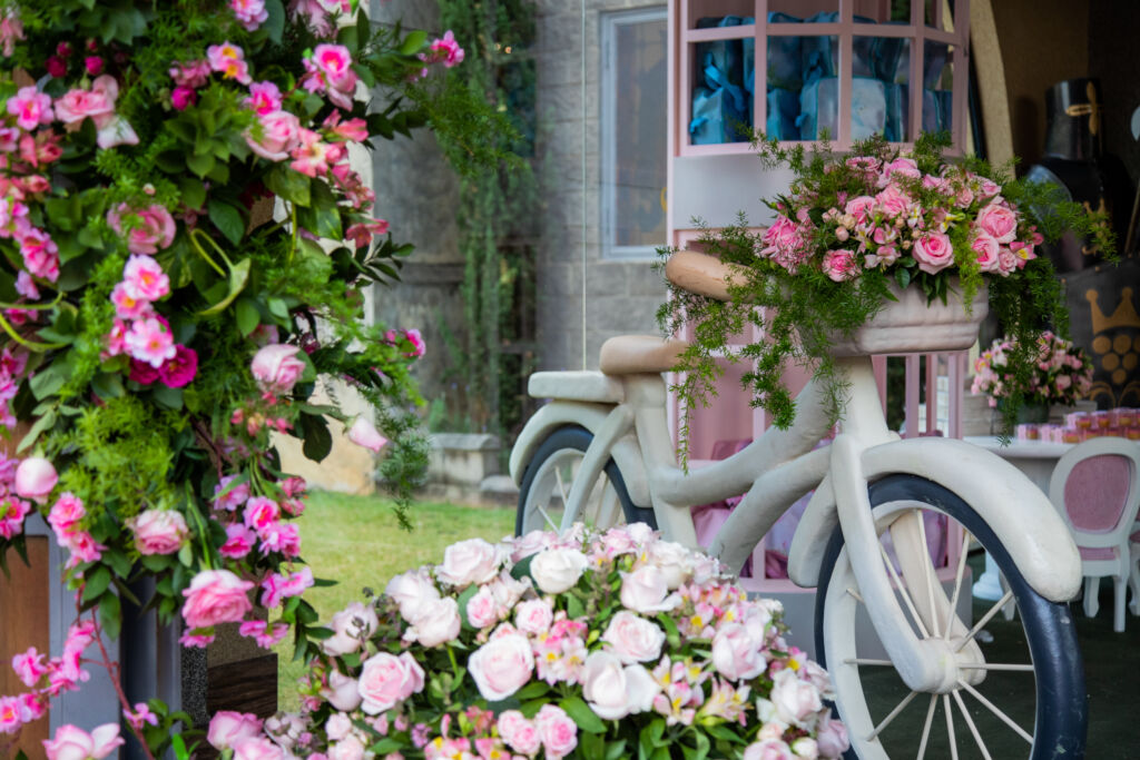 Festa infantil com flores rosa